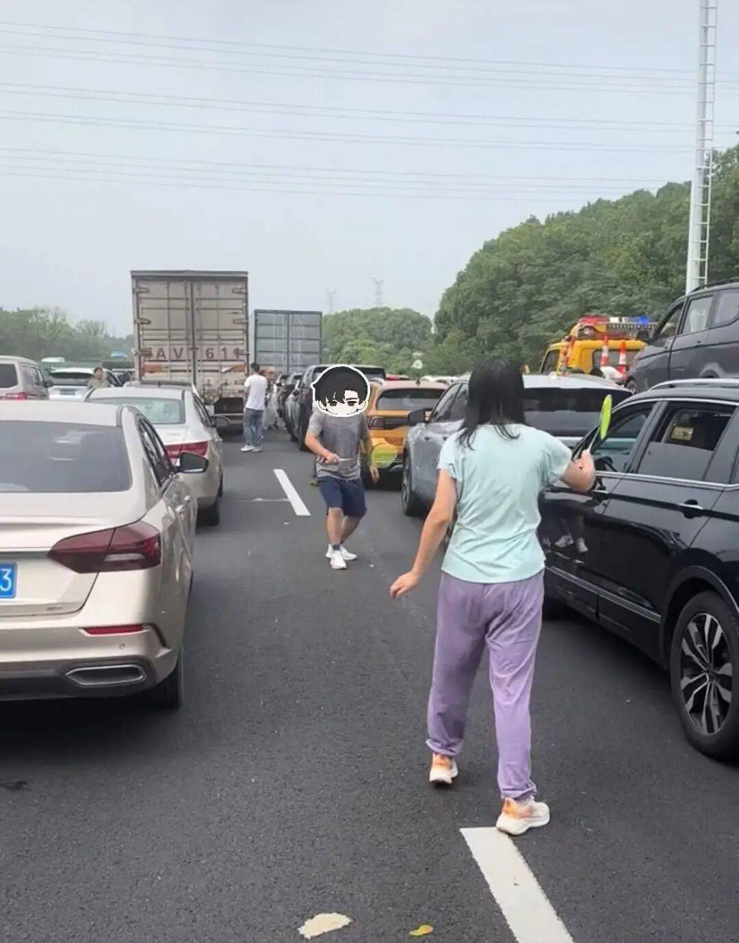 假期高速堵车堵出松弛感！有人路中间打羽毛球，还有人下车钓鱼首竿即中