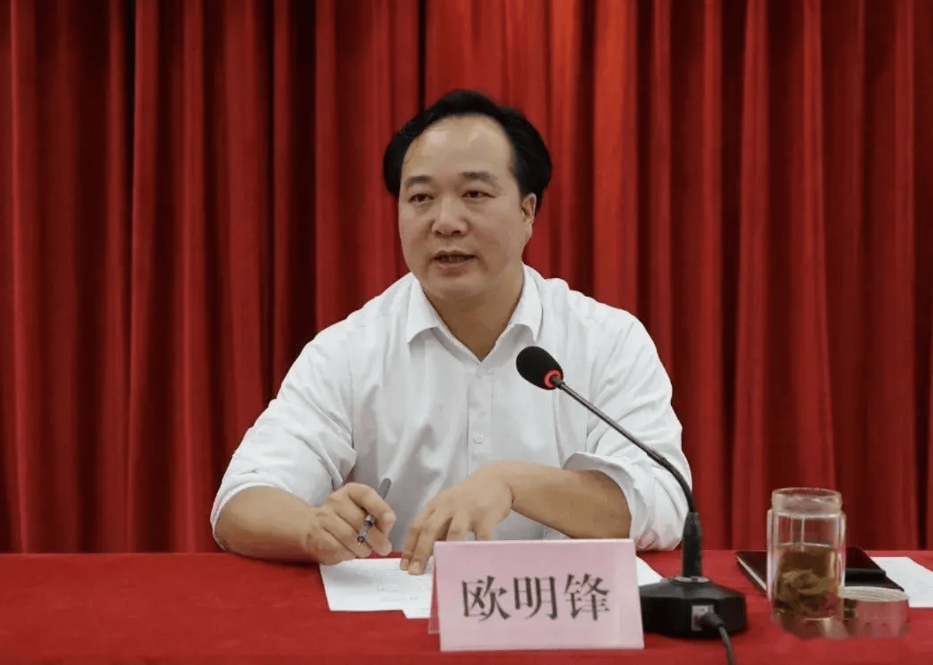 县长欧明锋长期将租用房作为活动场所，组织老乡、老板打牌宴饮