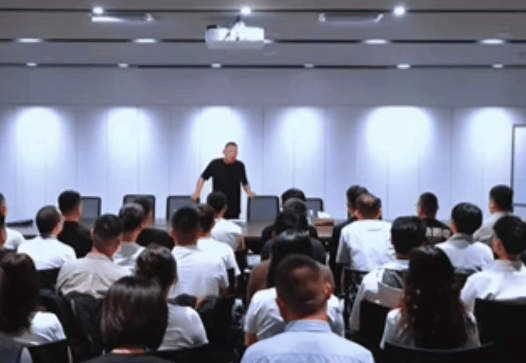 于东来面试刑释人员画面曝光：不要自卑，每个人都犯过错；此前胖东来录取30名刑释人员