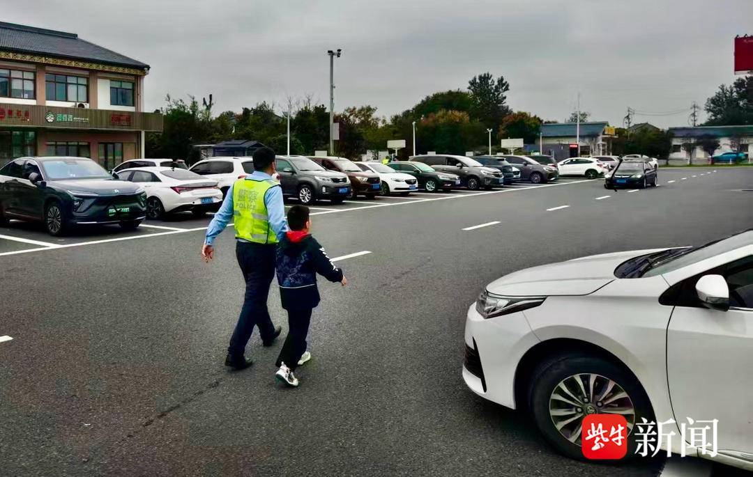 小儿上厕所家长车上歇，孩子迷了路老爸呼呼睡