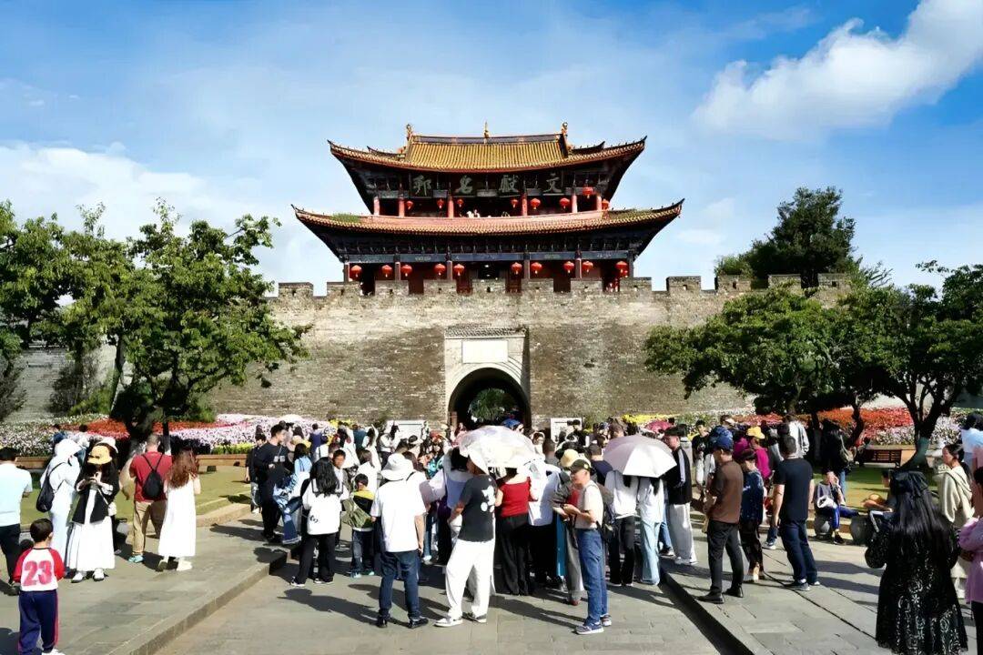 大理市共接待国内外旅游者204.02万人次，平均床位出租率76.56%