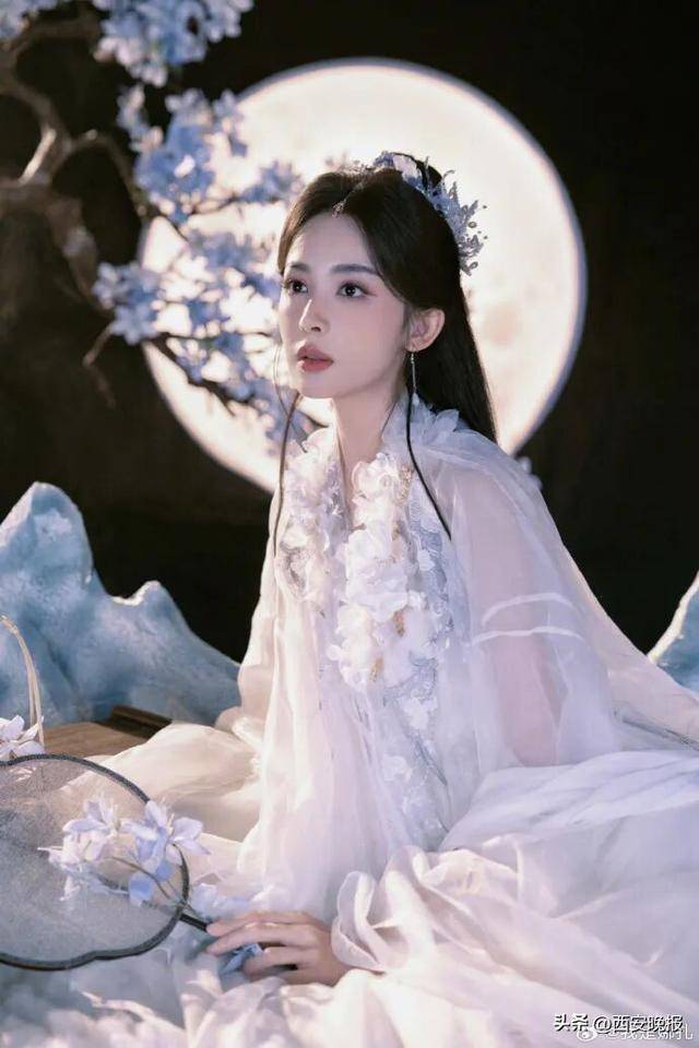 迪丽热巴、古力娜扎同天在两台中秋晚会扮“女神仙”，“美”上热搜！