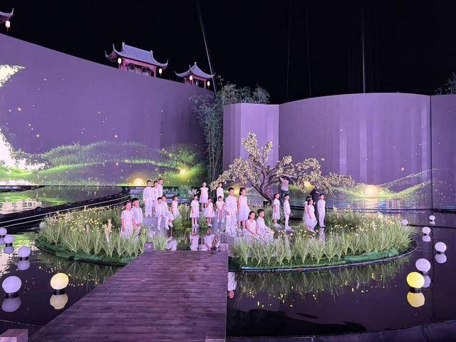 四川“红蜻蜓合唱团”28名小朋友闪耀央视秋晚，与唐嫣、欧豪同台演绎