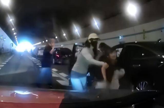 广州一隧道内发生车祸 ，10岁男孩为救母亲跪地拦车求救，母亲脱险后发声：想不到孩子那么勇敢