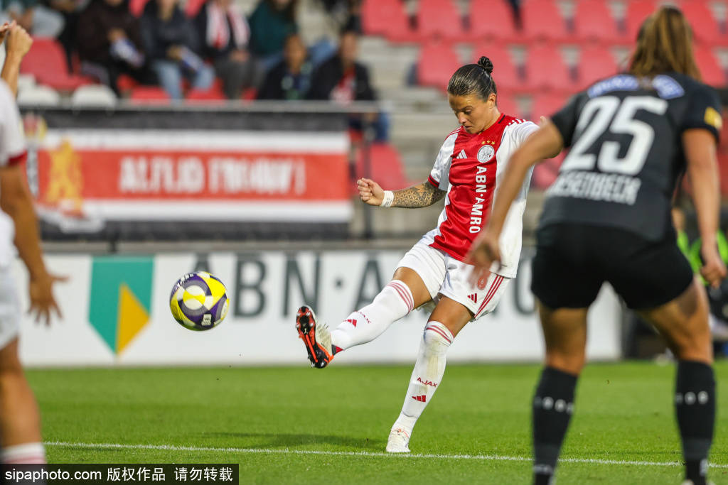 武汉女足国际赛场首秀：勇气与汗水的交织，王霜引领团队冲刺历史新高峰