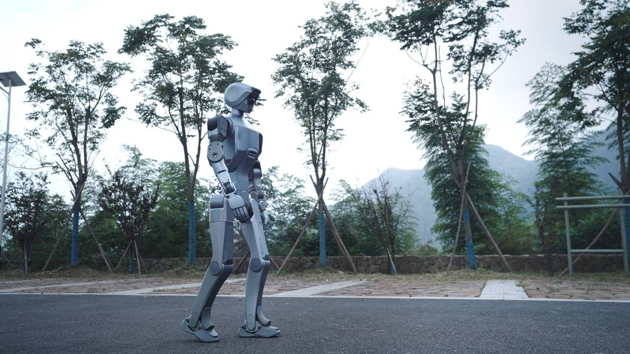 突破环境限制！全球首款全天候人形机器人云深处DR02问世