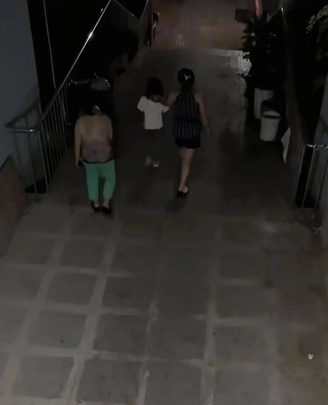 7岁女孩中秋节到同学家玩，没人来接回，两天后发现其父已在家中离世；知情人：父母离异，妈妈已接走孩子；当地回应