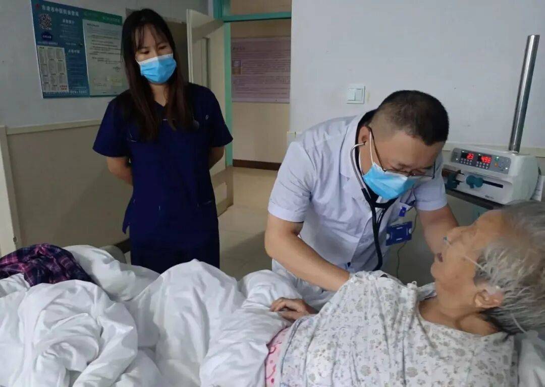 【节日我在岗】平凡因坚守而不凡 奉献因热爱而闪光——致敬每一位“双节”仍坚守在岗位上的中医人