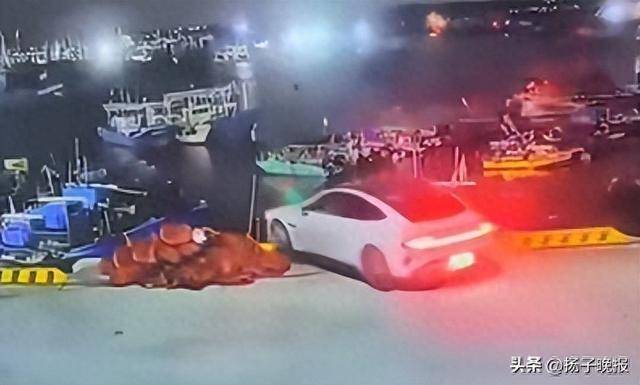 福建一白色轿车凌晨冲破护栏坠海司机遇难，监控曝光！车辆及司机遗体已打捞上岸，事发原因正调查