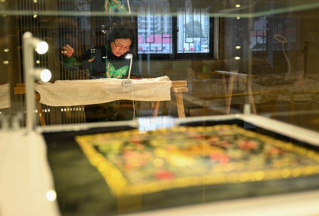 新华社政论丨携手为人类命运共同体撑起辽远发展天空——写在全球妇女峰会即将在北京举行之际