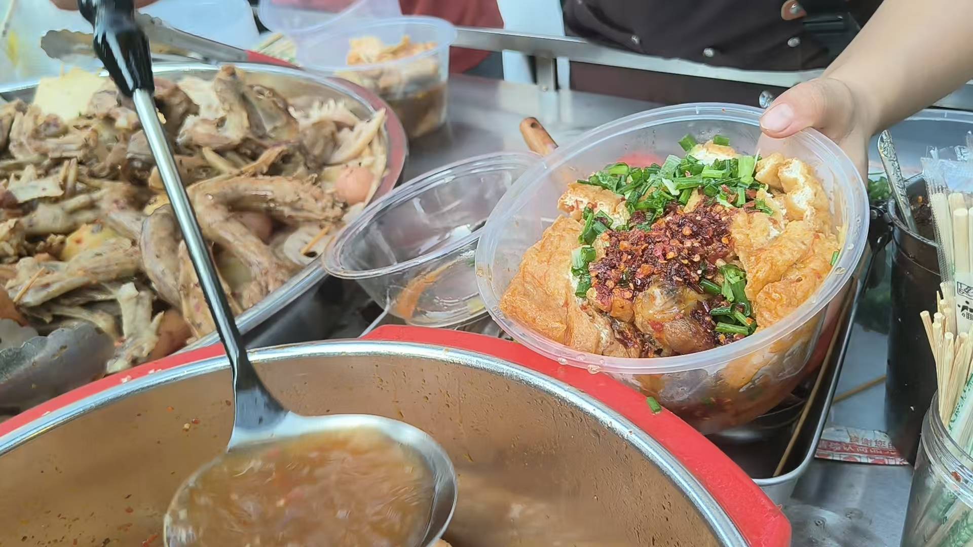 长沙女孩大口吃剩食意外带火爸妈的小摊，客人太多累懵！网友起哄：这下女儿汤都没得喝