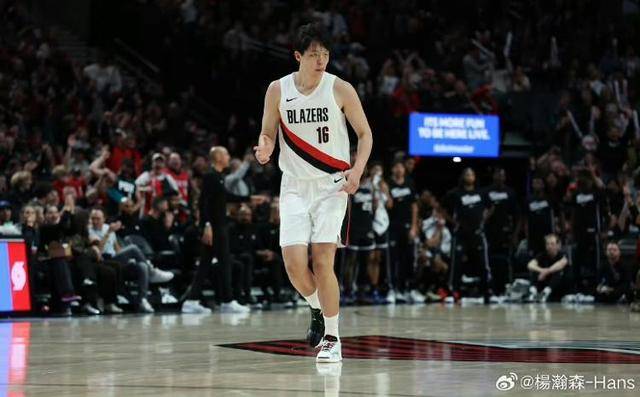 杨瀚森迎来大爆发！16分创NBA季前赛得分新高，全能表现连获多家美媒认可