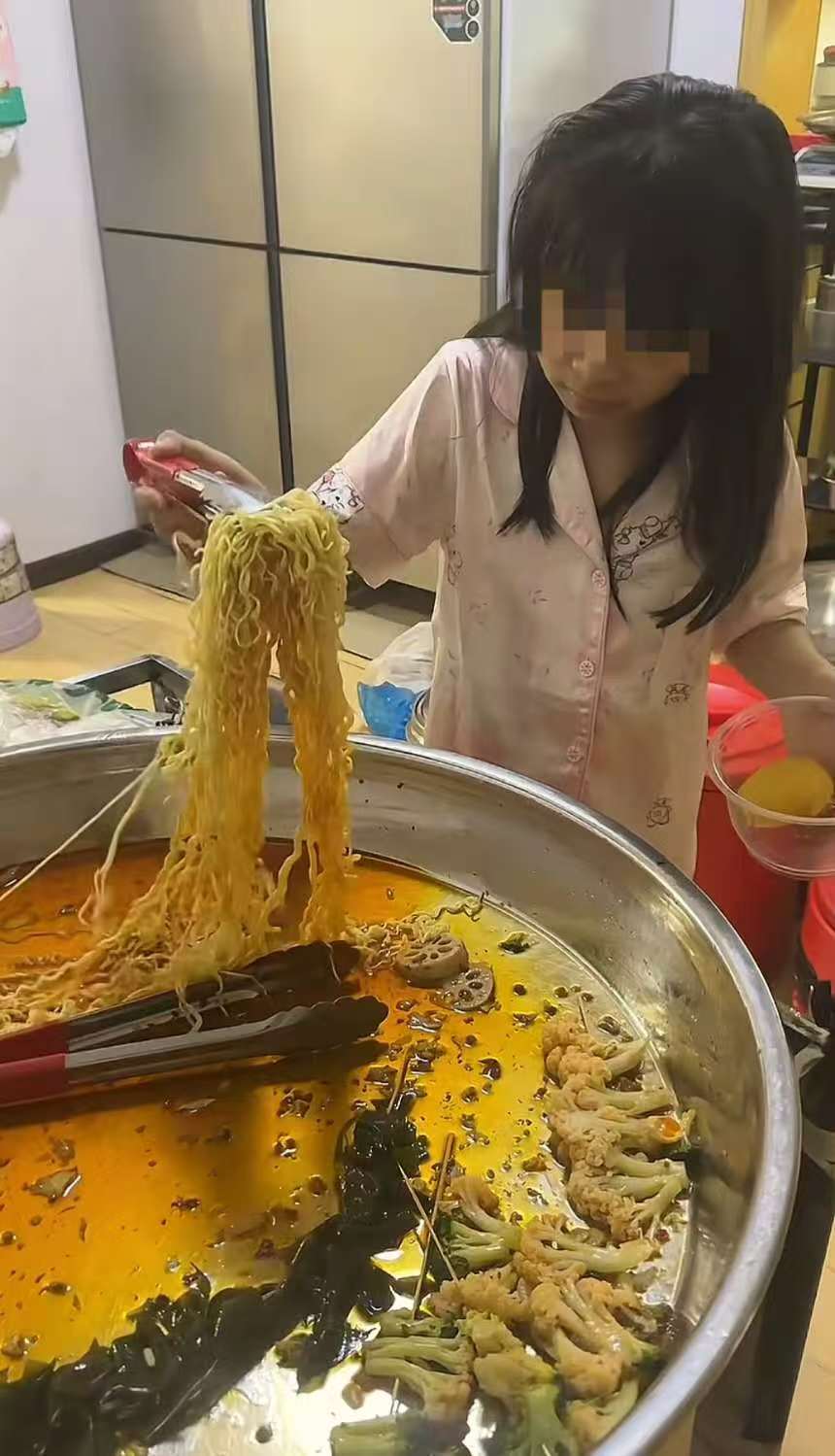 长沙女孩大口吃剩食意外带火爸妈的小摊，客人太多累懵！网友起哄：这下女儿汤都没得喝
