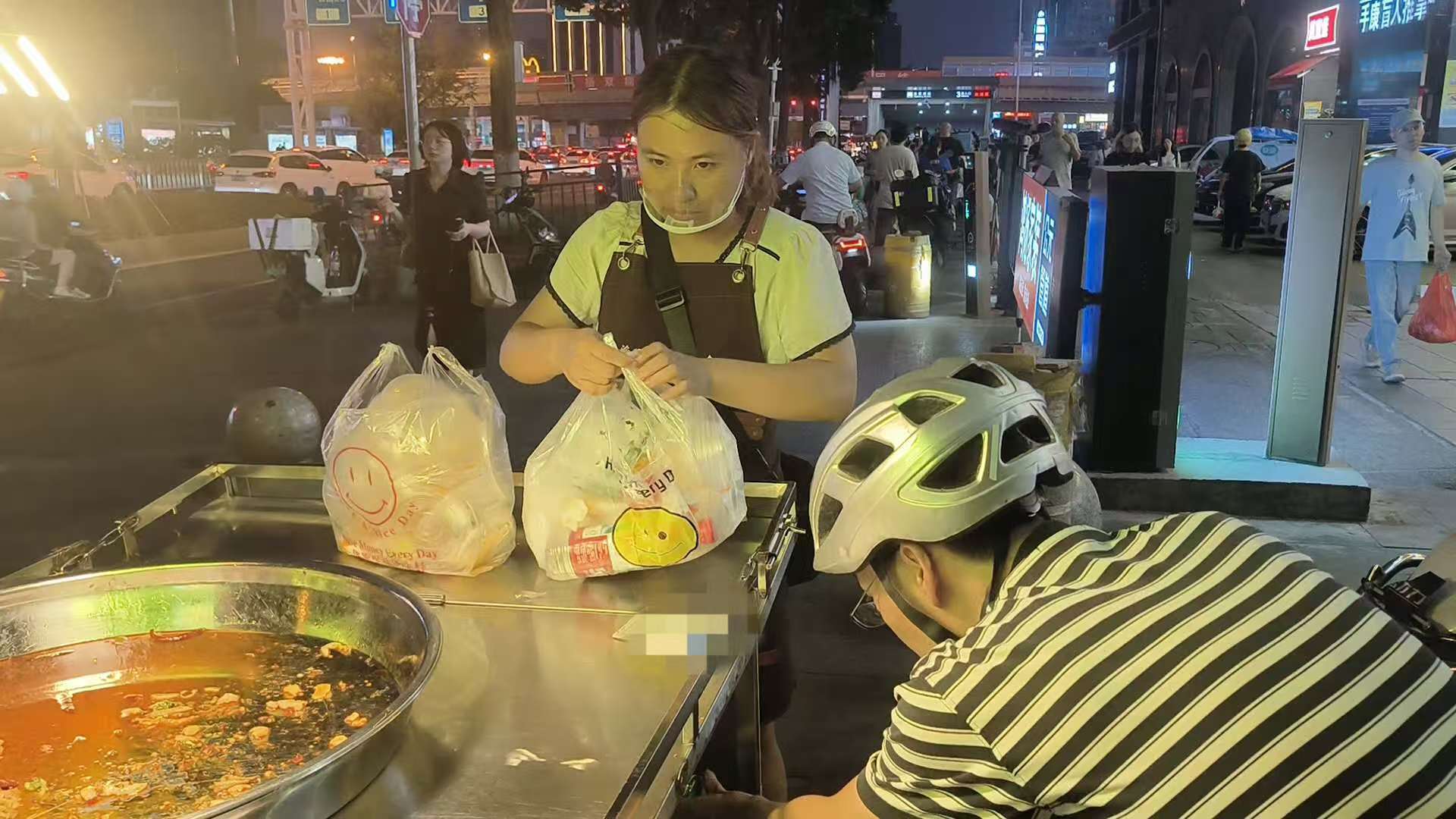 长沙女孩大口吃剩食意外带火爸妈的小摊，客人太多累懵！网友起哄：这下女儿汤都没得喝