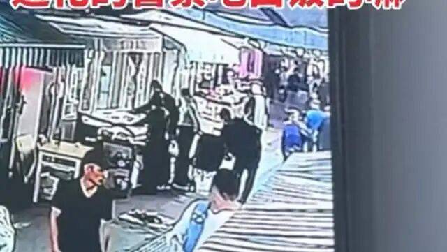 推婴儿车逛菜市场，娃娃戴的12克金手镯不翼而飞，嫌疑人落网