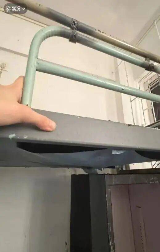 被曝住宿环境差像仓库，广东一高校回应：正在排查处理，“没那么夸张，纯粹是误会”