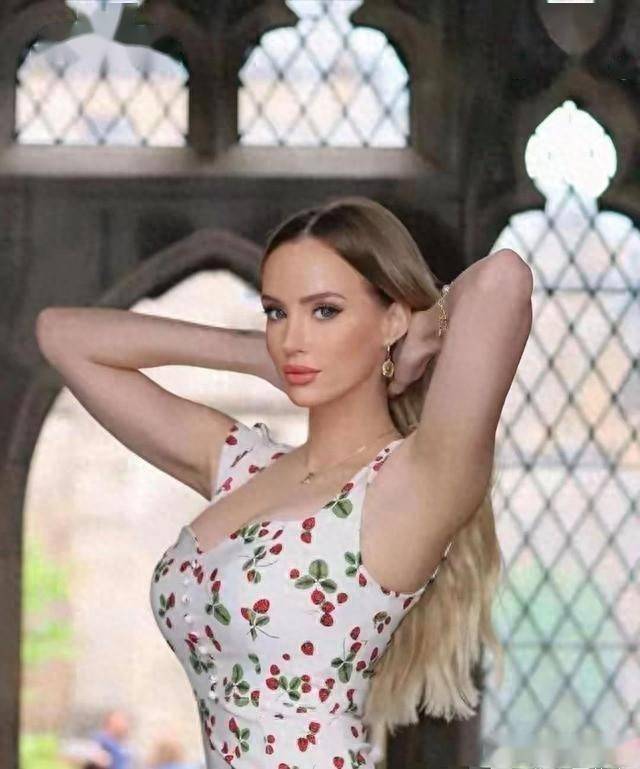 36D身材：Valerie Cody丰满引热议，大胆突