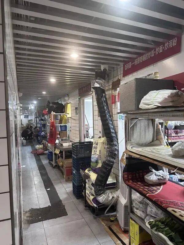 沪上网红外卖店“门头光鲜、顾客盈门”:实地一看让人傻眼(图5)