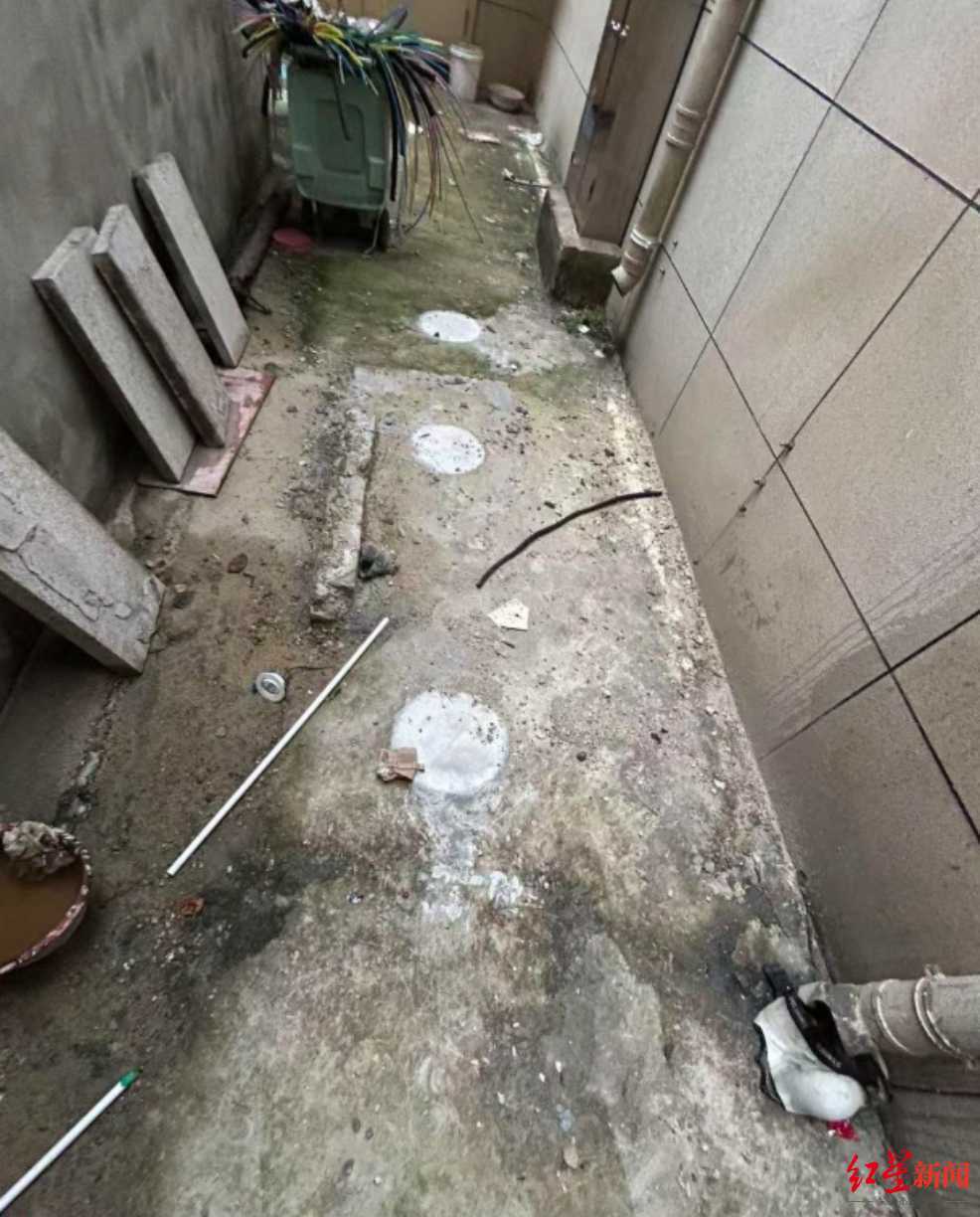 探访“业主私挖近300平方米地下室”现场：被挖区域已回填至地面，涉案业主担任多家公司高管