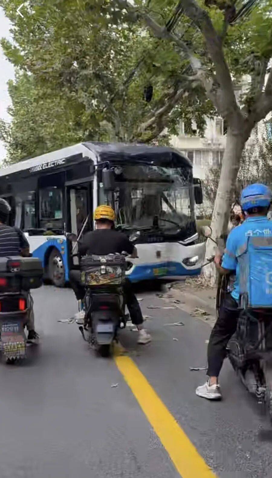 上海警方：叶某（男，57岁）寻衅滋事，已被拘！
