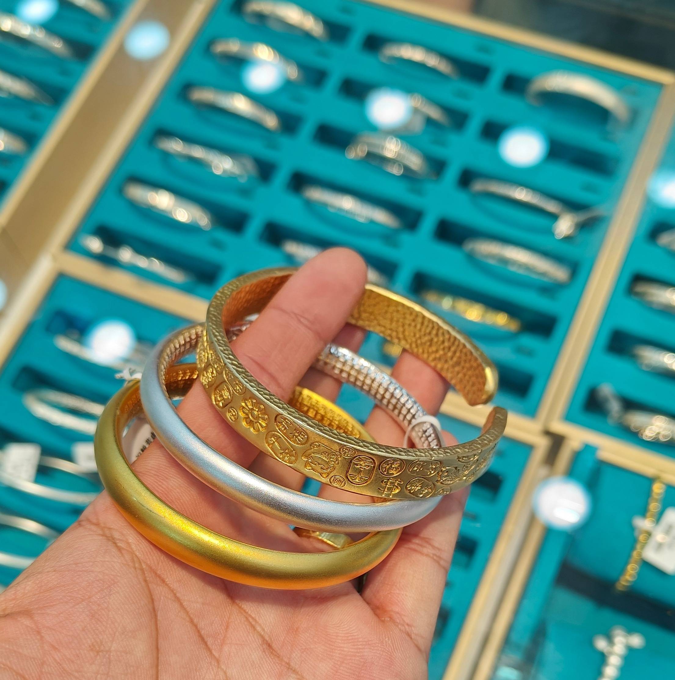 金价暴涨后打金店客流增加：有新人结婚用“金包银”当平替省下5万，有人用旧金翻新款式
