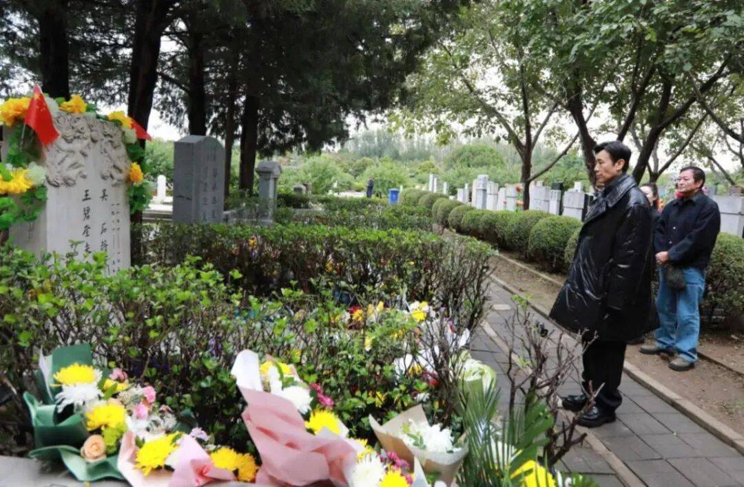 于和伟向吴石烈士敬献鲜花