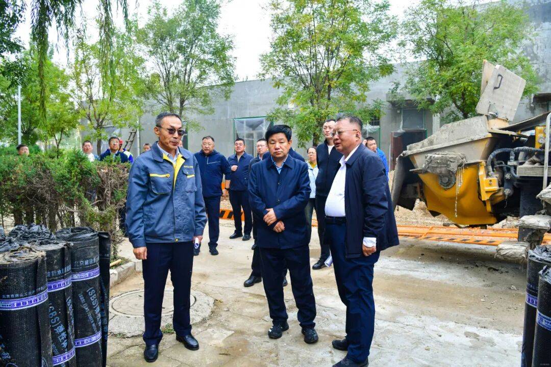 10月16日,朔州市委常委,副市长刘亮在市区调研七里河断面水质改善情况