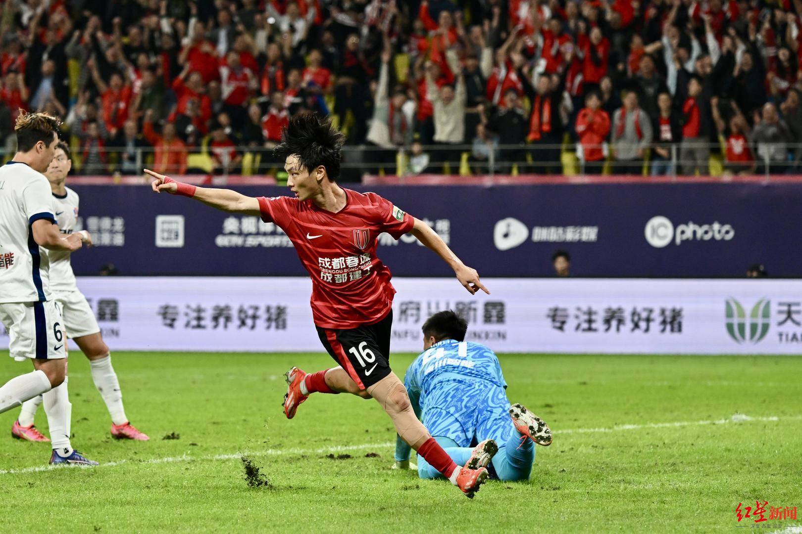 成都蓉城主场3比1力克梅州客家，继续在积分榜上紧追上海海港