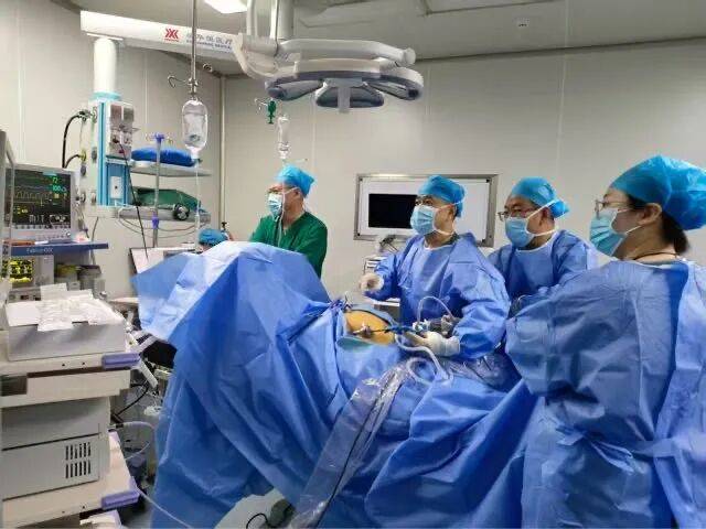 【科普】微创技术解“肝”扰！我院成功完成腹腔镜下巨大肝囊肿开窗引流术