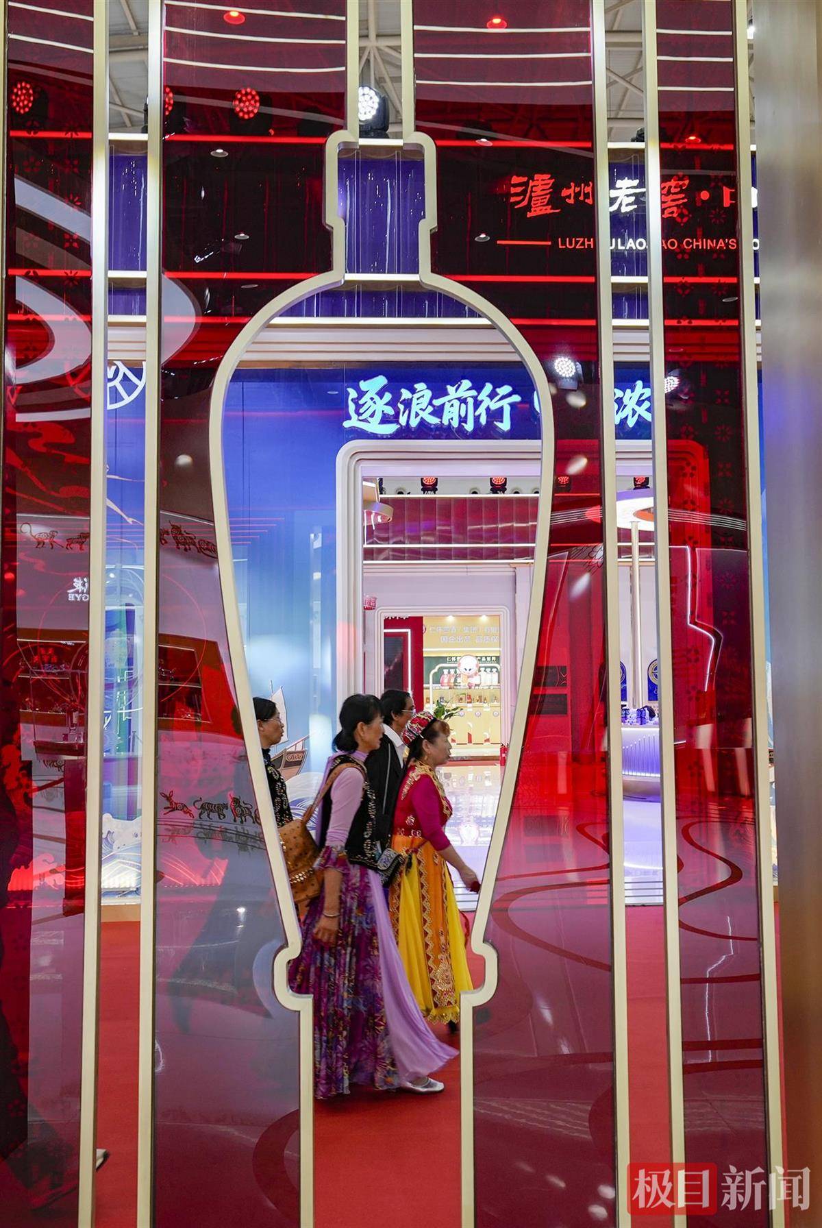 武汉大学生结伴逛酒博会：才逛了一半场馆已是微醺欲醉
