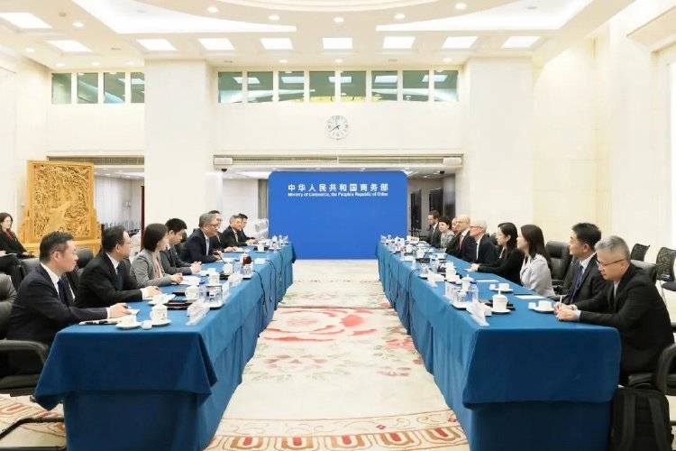 媒体评论员：一天两场重磅会见，传递中美经贸团队重启对话的紧迫性