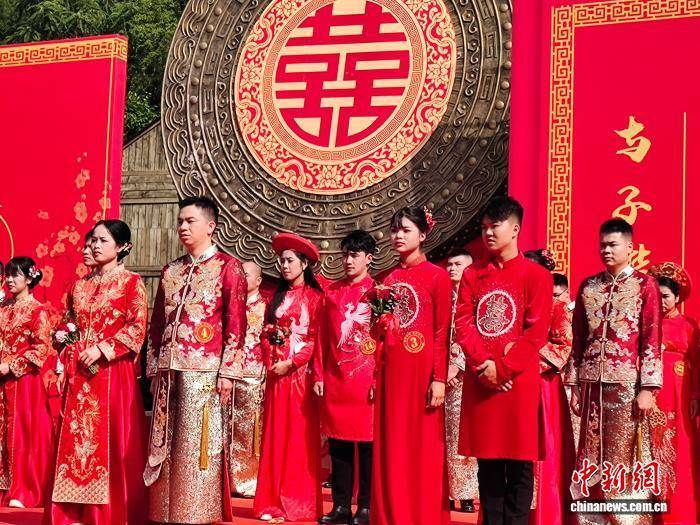 中越德天（板约）瀑布集体婚礼在广西大新县举行