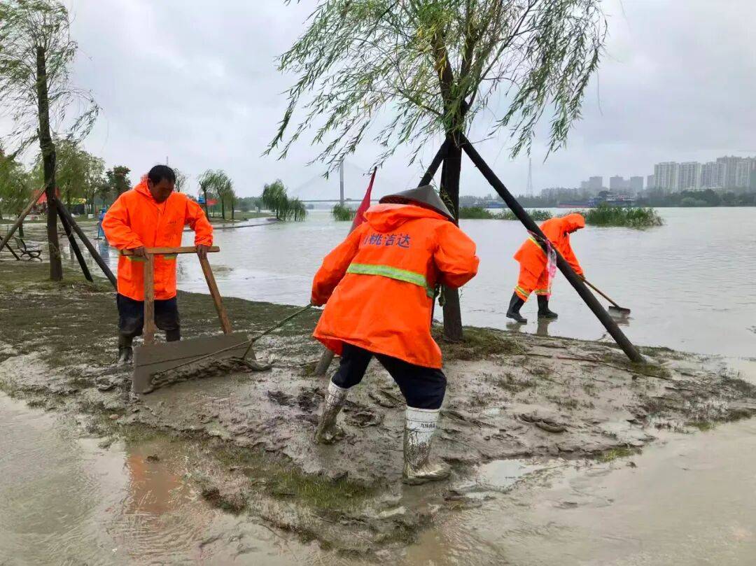 市环卫局：风雨无阻护碧水 昼夜坚守保畅通