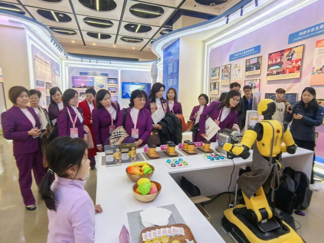 香港福建妇女协会代表团参观“数智赋能妇女和女童成果展”