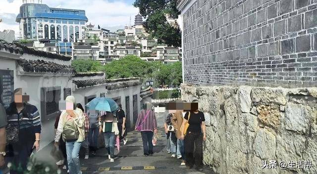20米路装16条减速带？网友吐槽开车像“坐船”，贵阳这段网红路引热议
