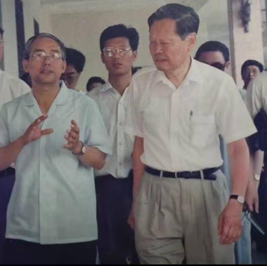 杨振宁曾于30年前携夫人到访湖北荆州，退休记者撰文追忆：一次没有采访的采访