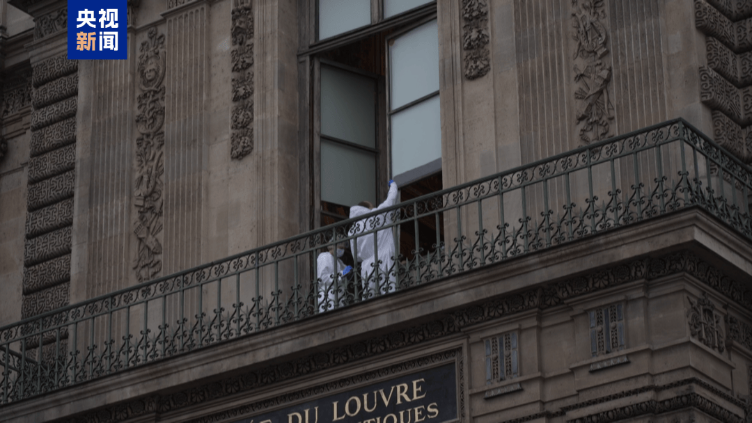 图片[9]-卢浮宫抢劫案作案画面曝光：嫌疑人戴黑色头套扮建筑工人，光天化日下用电锯割开展示柜 -华闻时空