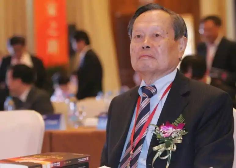 原创             痛心！杨振宁离世才2天，令人恶心的一幕上演，翁帆曾公开辟谣