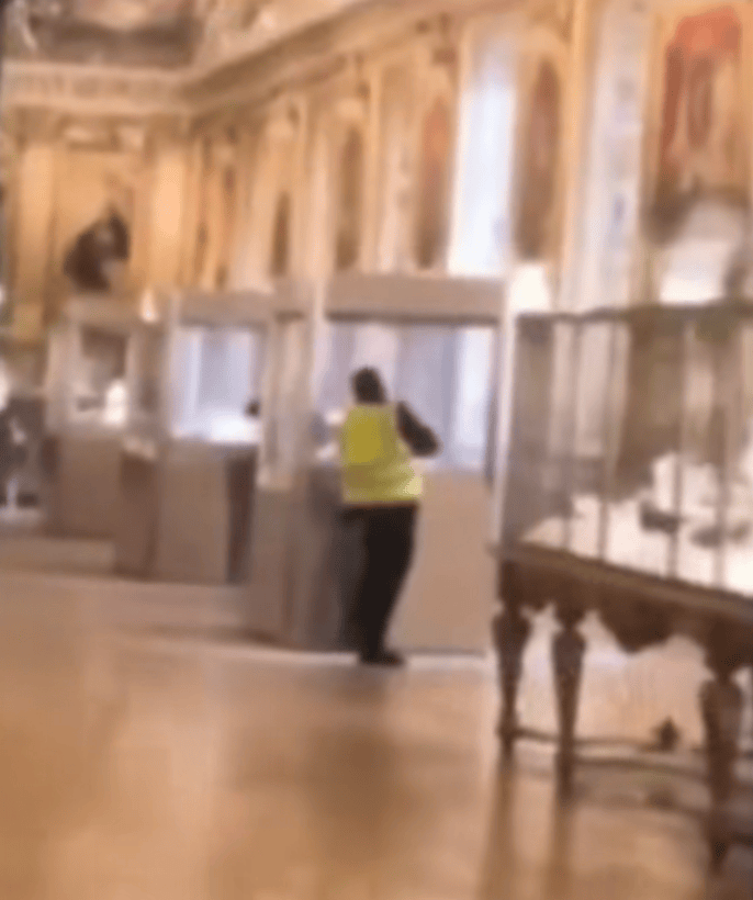 卢浮宫抢劫案作案画面曝光：嫌疑人戴黑色头套扮建筑工人，光天化日下用电锯割开展示柜 -华闻时空