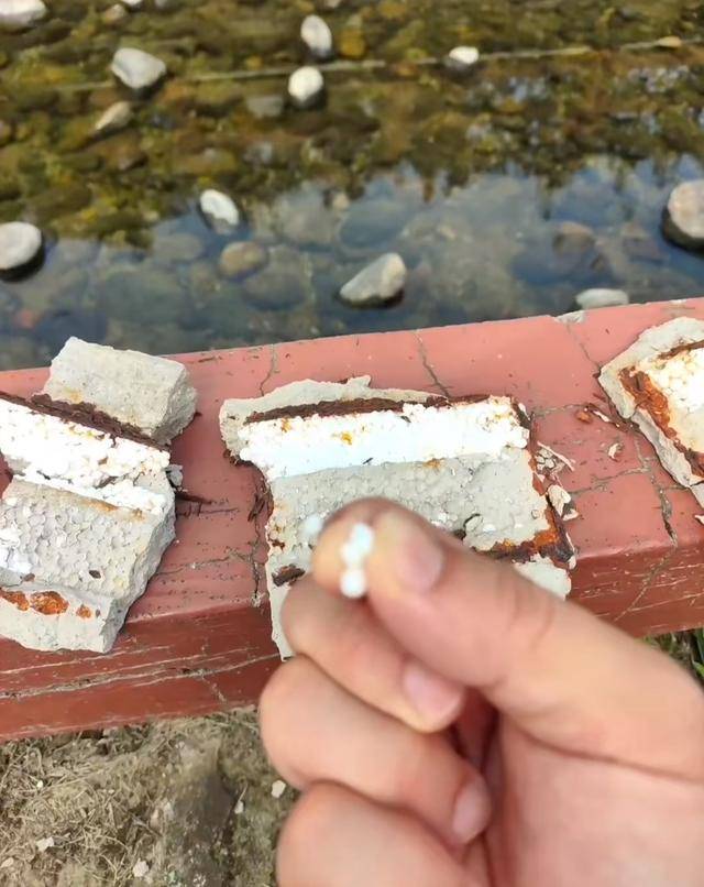 四川成都一河道栏杆破损露出泡沫内芯?网友怀疑"豆腐渣"工程(图3)