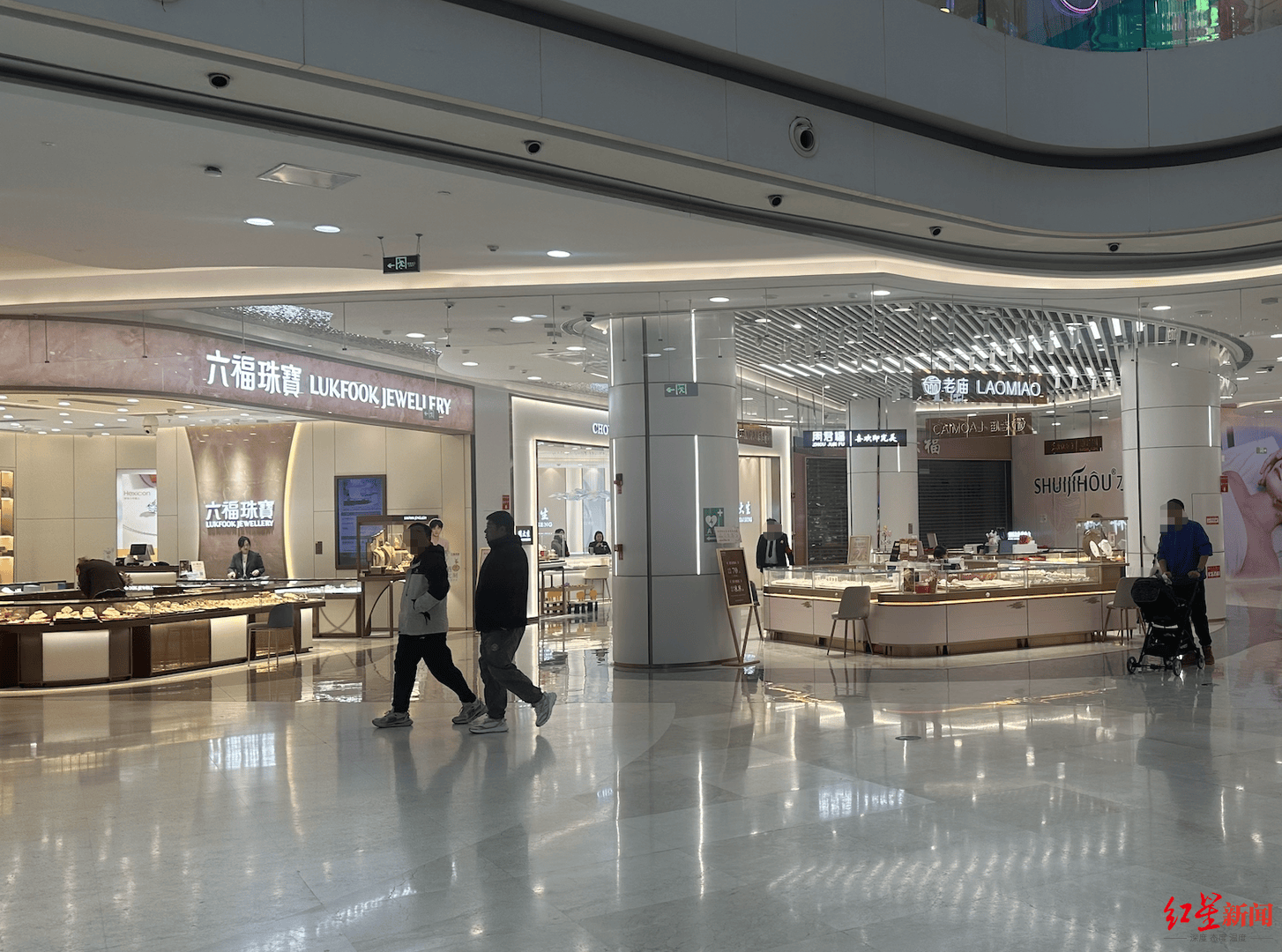 金价暴涨后又暴跌 探访金店：当天顾客寥寥 推出预定保价服务锁定价格