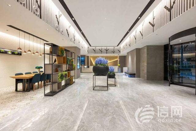 老人在如家酒店摔骨折索赔5万元 店长：她穿高跟鞋，别人都没摔