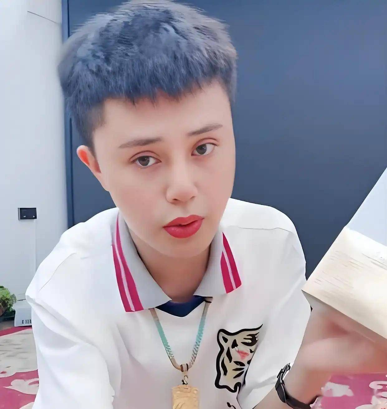 罗大美因反串表演走红后频繁展示豪车奢侈品被部分网友批评为炫富