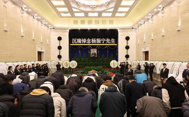 杨振宁葬礼:高规格,盖国旗,疑孙子捧遗像!翁帆首露面神情哀伤