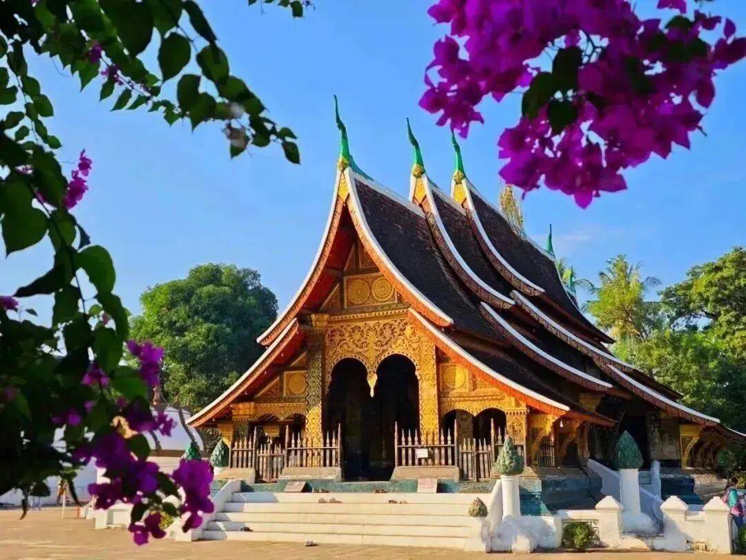 中国摄影家走进老挝聚集神秘国度