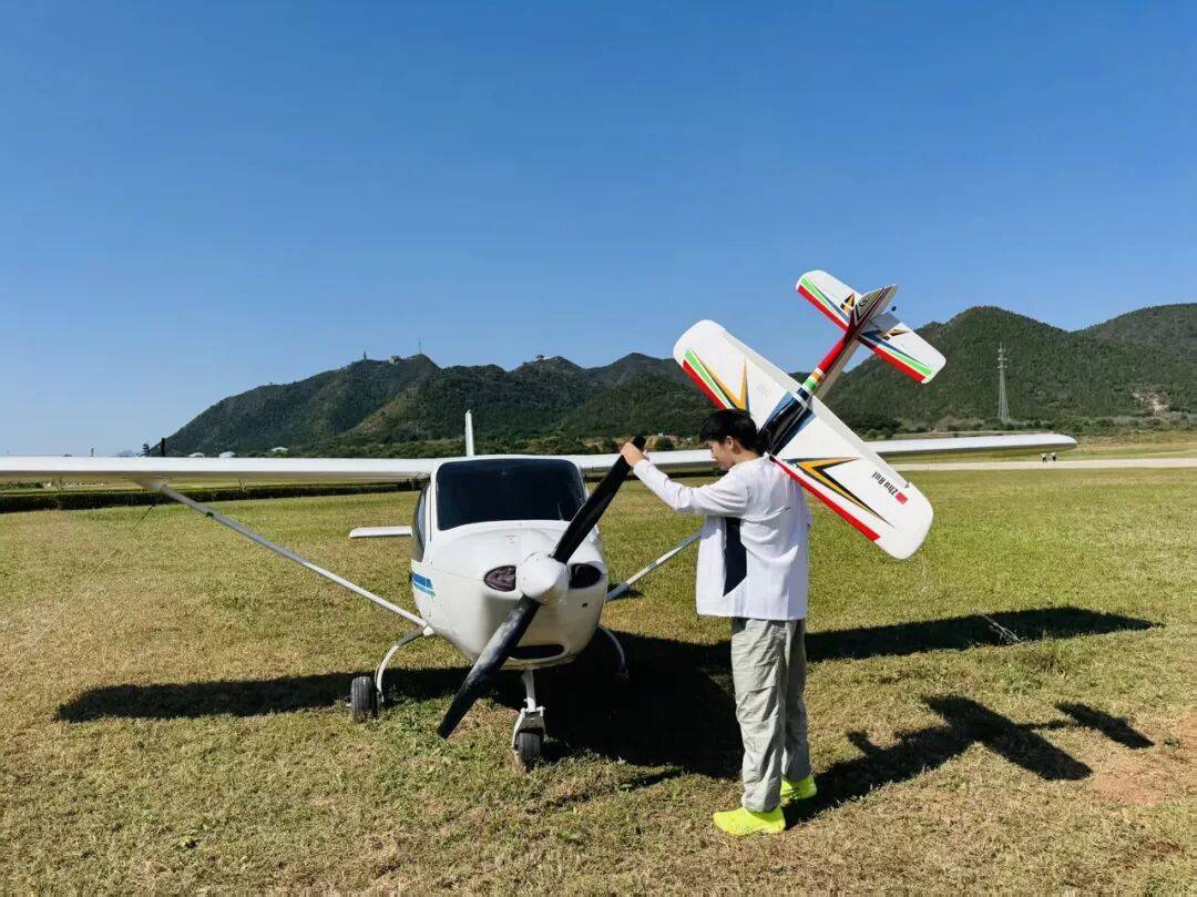 镜头都追不上!杭州男生用2根钢丝操纵模型飞机,惊艳全场 镜头都追不上!杭州男生用2根钢丝操纵模型飞机,惊艳全场