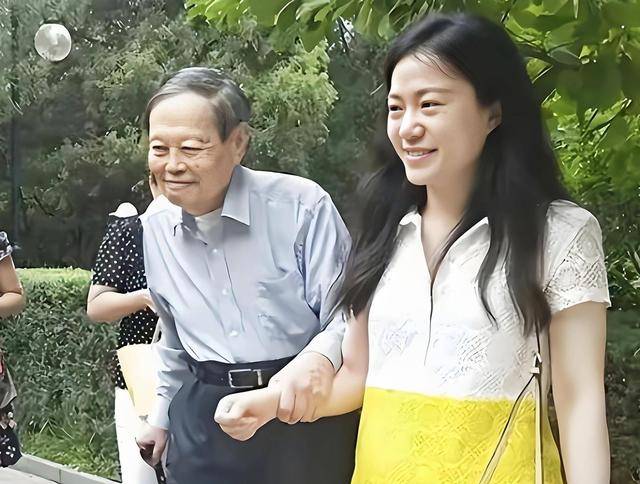 杨振宁葬礼不到24小时,清华宣布一重要决定,翁帆眼都哭肿了