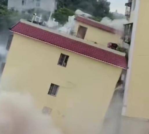 云南山体滑坡一居民楼被“推走”,小区住户:我们人全部都出来了,房子瞬间没了,当地最新回应