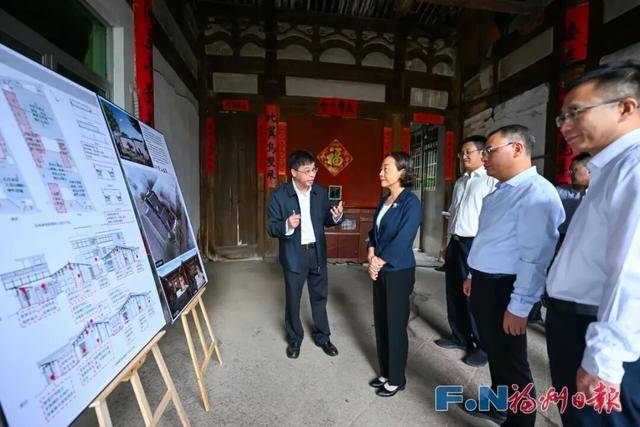 福建省委副书记、福州市委书记郭宁宁,察看吴石故居 福建省委副书记、福州市委书记郭宁宁,察看吴石故居