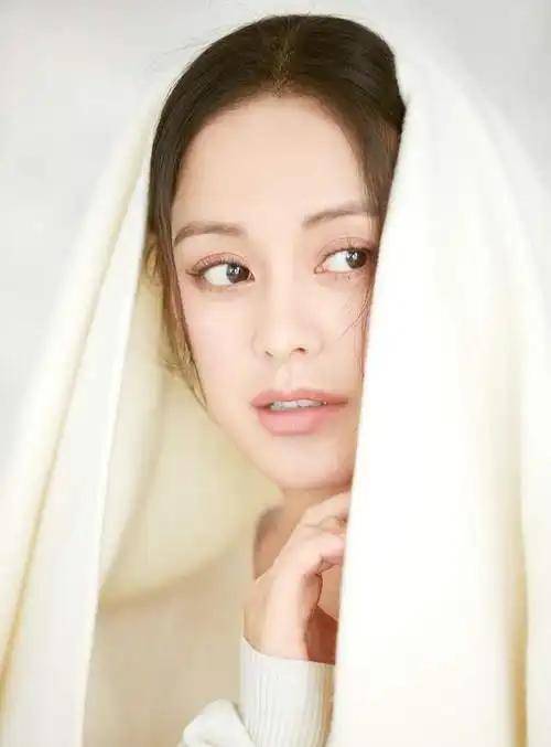 她是胡歌深爱,刘烨难忘的女人,受央视力捧多年,至今都没能走红